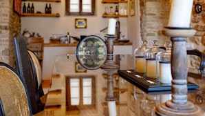 Uma sala de jantar com uma mesa de madeira, cadeiras e um lustre.