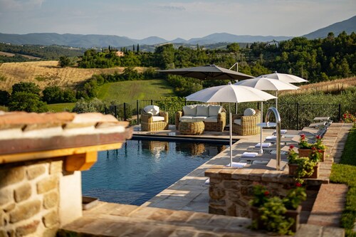 Wonderful private villa with A/C, private pool, WIFI, TV, patio and panoramic view, close to Spo...