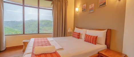 Quarto casal luxo, vista para a colina | Espaço de trabalho para notebook, Wi-Fi de cortesia, roupa de cama