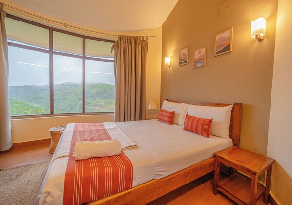 Quarto casal luxo, vista para a colina | Espaço de trabalho para notebook, Wi-Fi de cortesia, roupa de cama
