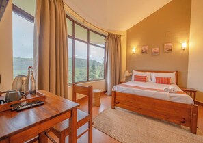 Quarto casal luxo, vista para a colina | Espaço de trabalho para notebook, Wi-Fi de cortesia, roupa de cama