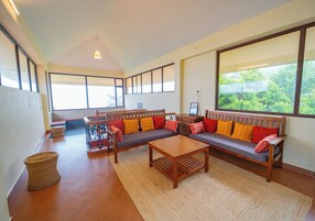 Quarto quádruplo família, vista para a colina | Espaço de trabalho para notebook, Wi-Fi de cortesia, roupa de cama