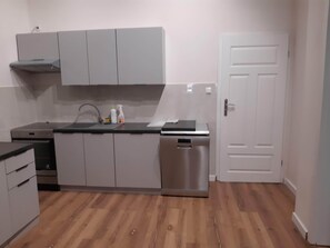 Mikrovågsugn, ugn, spishäll och diskmaskin