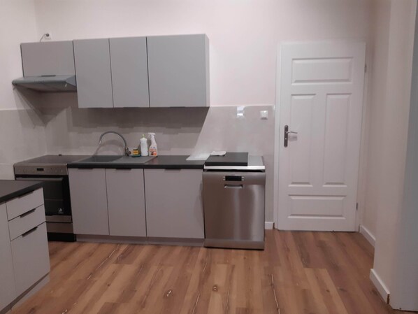 Micro-ondes, four, plaque de cuisson, lave-vaisselle