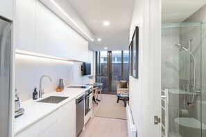 Fridge, microwave, oven, stovetop - 1BR Alpha APT - Central Stay, Top Amenities (Wellington)