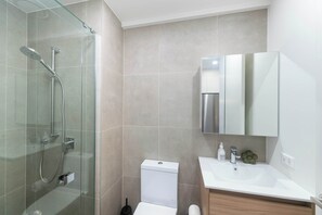 Douche, sèche-cheveux, serviettes fournies