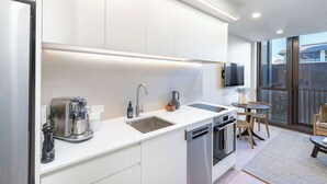 Kaffe-/temaskine, køleskab, mikrobølgeovn, ovn
