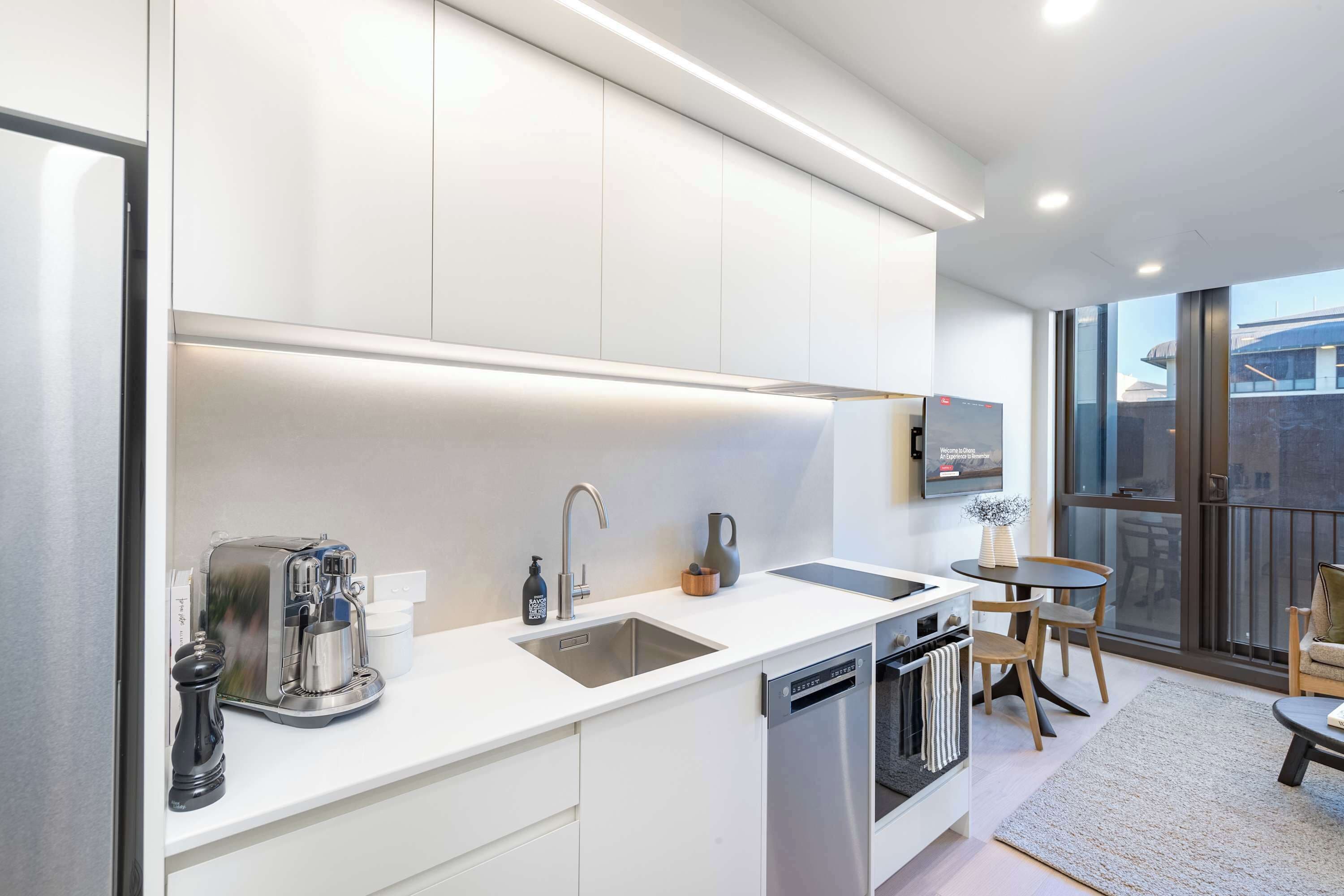 Frigorífico, microondas, horno y placa de cocina