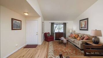 House, Multiple Beds, Patio, Garden View (Rock Bluff Retreat) | Living area