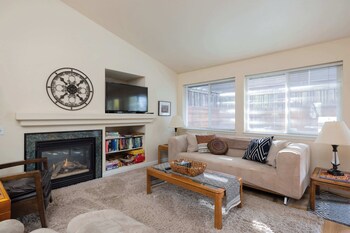 Rock Bluff Retreat - Home for 6!