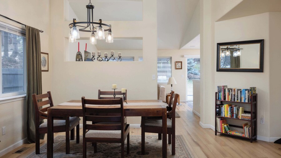Rock Bluff Retreat - Home for 6!