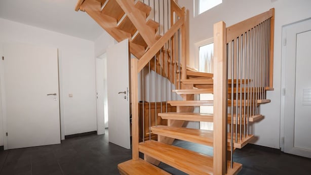 A modern wooden staircase with a minimalist design, leading to a landing area. - Wonderful private villa for 10 guests with WIFI, TV, terrace and pets allowed (Zell Am See)