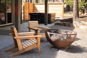 Terrace/patio - Three Pine Cabin - Charming Family Stay - Hot Tub (Bend)