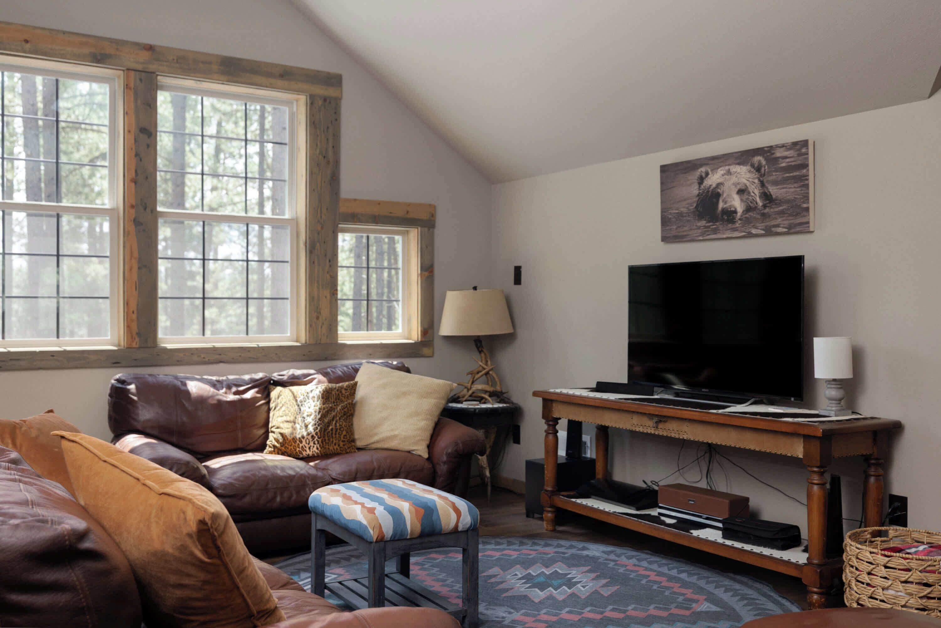 Cabin, Berbilang Katil, Hot Tub, Mountain View (Three Pine Cabin) | Ruang tamu | TV, pendiangan 