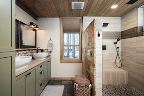 Cabin, Multiple Beds, Hot Tub, Mountain View (Three Pine Cabin) | Bathroom