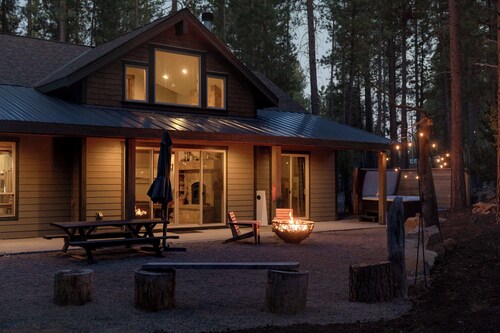 Three Pine Cabin - Charming Family Stay - Hot Tub