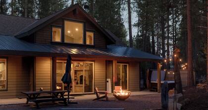 Three Pine Cabin - Charming Family Stay - Hot Tub