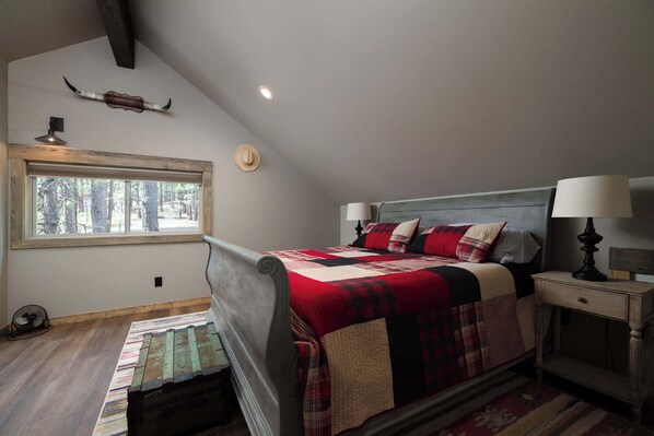 Ferienhütte, Mehrere Betten, Whirlpool, Bergblick (Three Pine Cabin) | 3 Schlafzimmer, kostenloses WLAN
