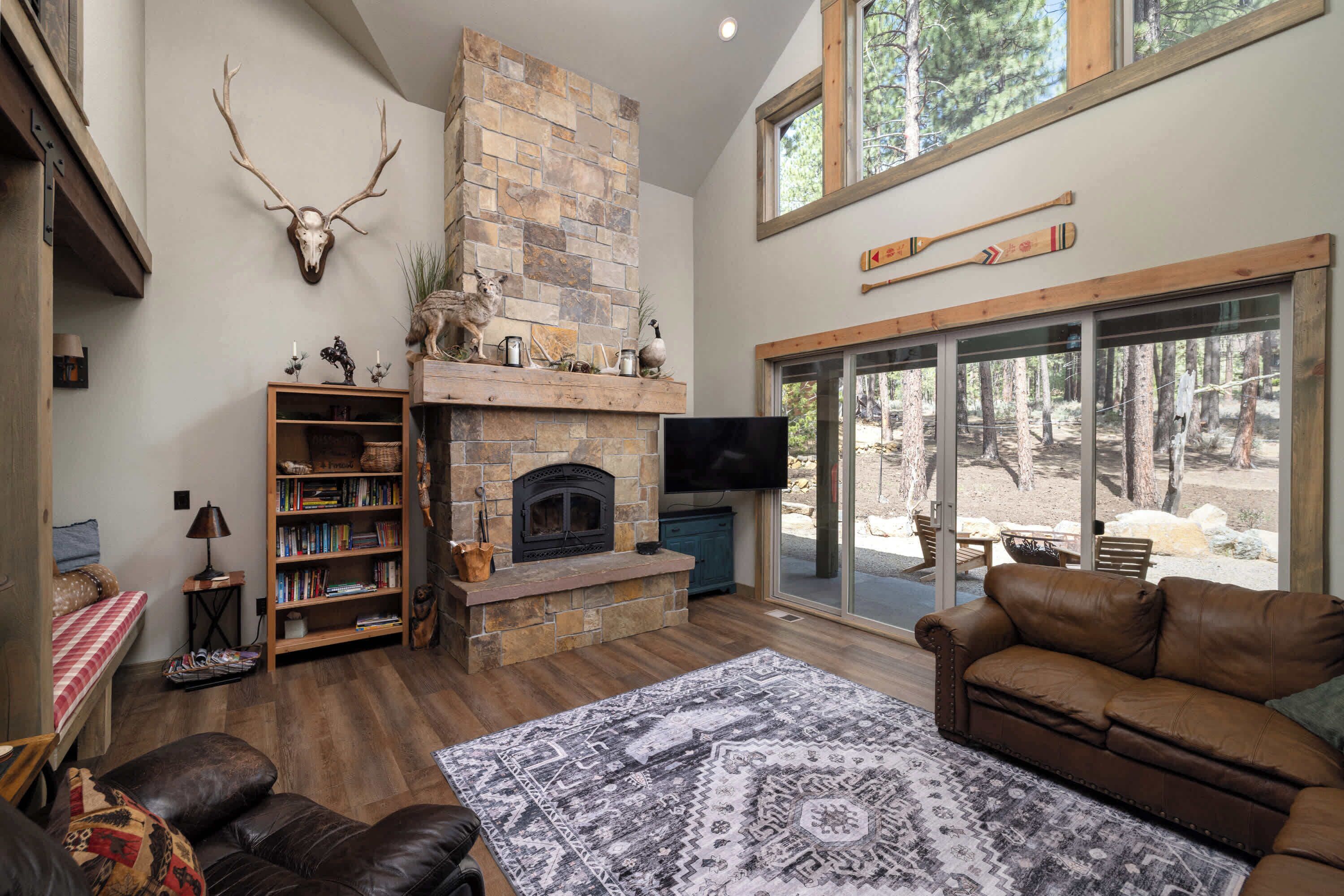 Chalet rustique, Plusieurs lits, baignoire à remous, vue sur la montagne (Three Pine Cabin) | Aire de séjour | Téléviseur, foyer