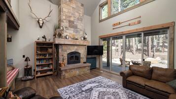 Chalet rustique, Plusieurs lits, baignoire à remous, vue sur la montagne (Three Pine Cabin) | Aire de séjour | Téléviseur, foyer