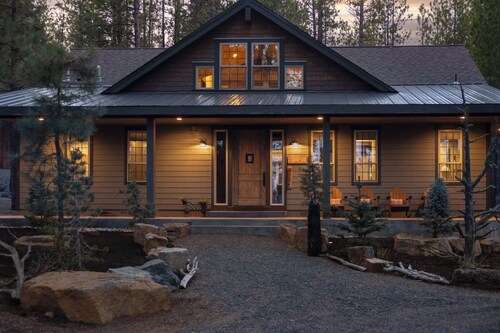 Three Pine Cabin - Charming Family Stay - Hot Tub