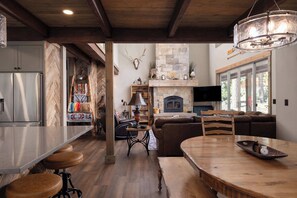 小屋, 多張床, 熱水浴缸, 山景 (Three Pine Cabin) | 起居區 | 電視、壁爐