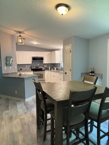 Spring-Fed River Home, Manatees, Boat Slip, 1 hr to theme parks and airport.