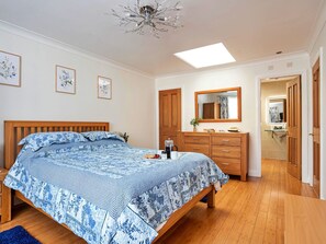 Travel crib, free WiFi, bed sheets