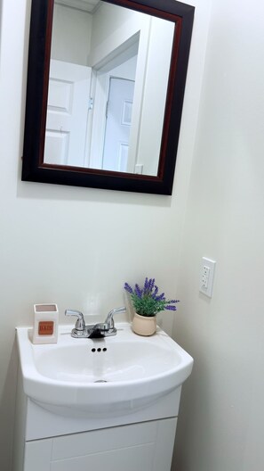 Shower, hair dryer - Douce Evasion Summary (Rouyn-Noranda)