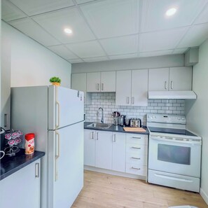 冷蔵庫、電子レンジ、コンロ、コーヒー / ティーメーカー