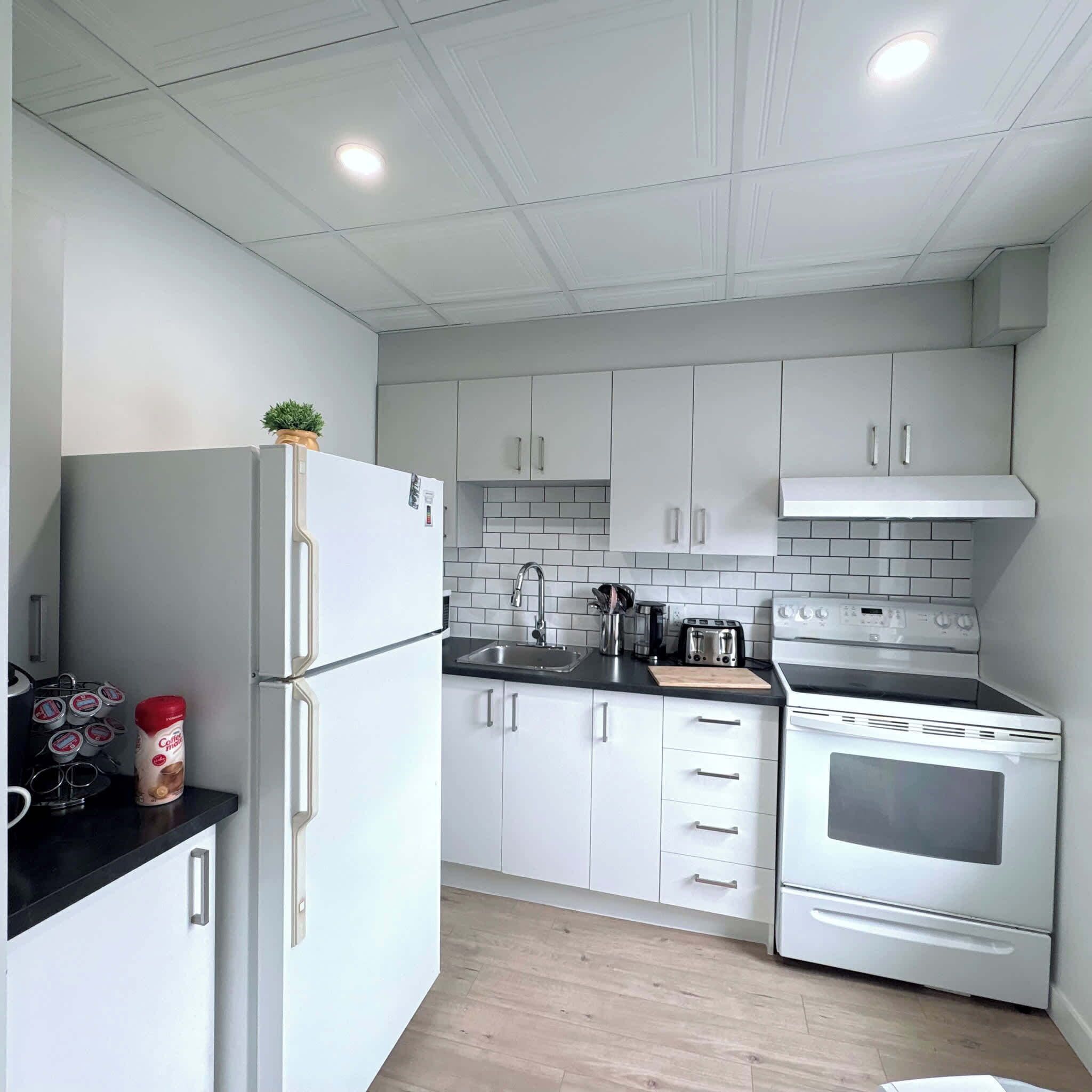 Kjøleskap, mikrobølgeovn, kokeplater og kaffetrakter/tekoker