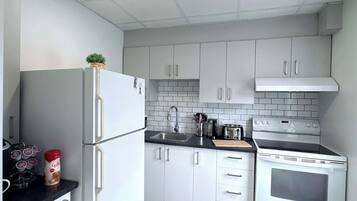 Kjøleskap, mikrobølgeovn, kokeplater og kaffetrakter/tekoker