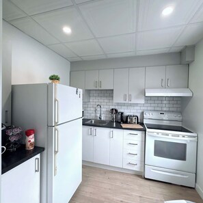 Jääkaappi, mikroaaltouuni, liesi, kahvin-/teenkeitin