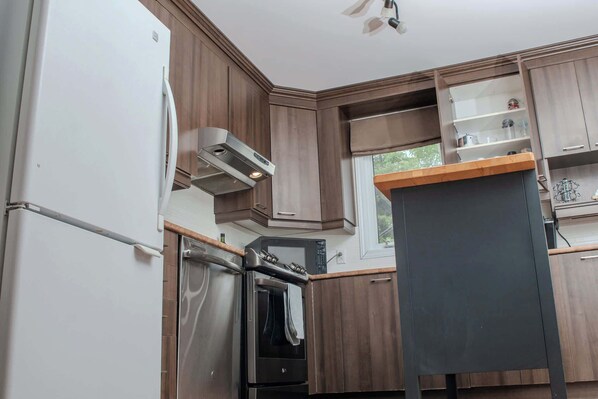 Refrigerador, microondas, placa de cocina, lavavajillas