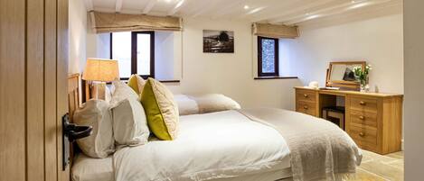 Travel crib, free WiFi, bed sheets