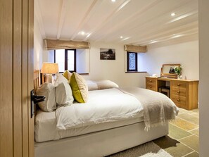 5 bedrooms, travel cot, free WiFi, bed sheets