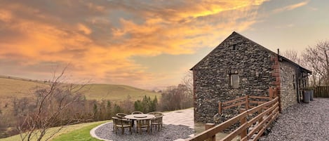 تناول الطعام بالخارج