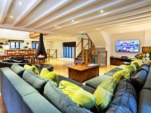 Interior - Stunning  villa for 10 people with WIFI and TV (Greenholme)