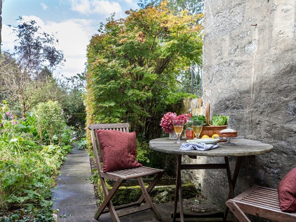 Outdoor dining - Beautiful villa for 3 guests with WIFI and pets allowed (Skipton)