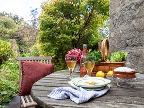 Outdoor dining - Stunning  villa for 3 people with WIFI and pets allowed (Skipton)