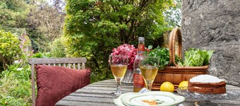 Stunning villa for 3 guests with WIFI, pets allowed and parking