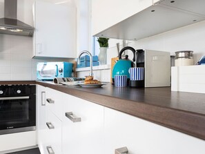 Micro-ondes, four, lave-vaisselle, chaise haute