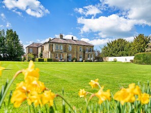 Exterior - Beautiful apartment for 6 guests with hot tub, pool, WIFI and terrace (Northallerton)