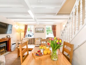 Dining - Beautiful  villa for 6 people with WIFI, hot tub, pool and terrace (Northallerton)