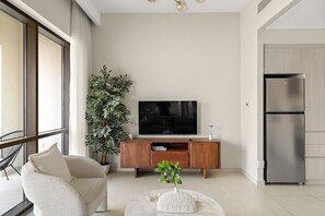 Smart TV - FIRST CLASS | 2BR | Creek Beach | Relax in Style (Dubai Creek Harbour)