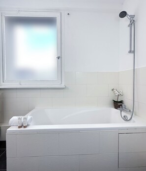Family Apartment, Courtyard View | Bathroom