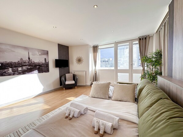 Family Apartment, Courtyard View | Living area | 80-cm Smart TV with digital channels - 1615 Quinet (Paris)