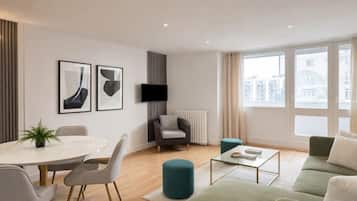 Apartamento família, vista para o pátio | Área de estar | Smart TV 80 cm com canais digitais