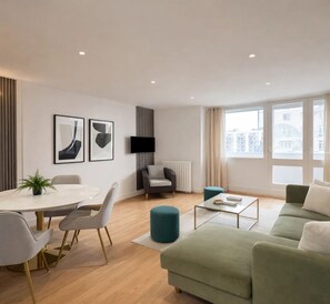 Family Apartment, Courtyard View | Living area | 80-cm Smart TV with digital channels - 1615 Quinet (Paris)