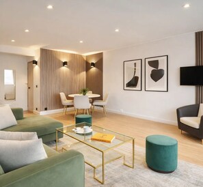 Perhehuoneisto, näköala pihalle | Oleskelualue | 80–senttinen äly-TV, jossa digitaalikanavat